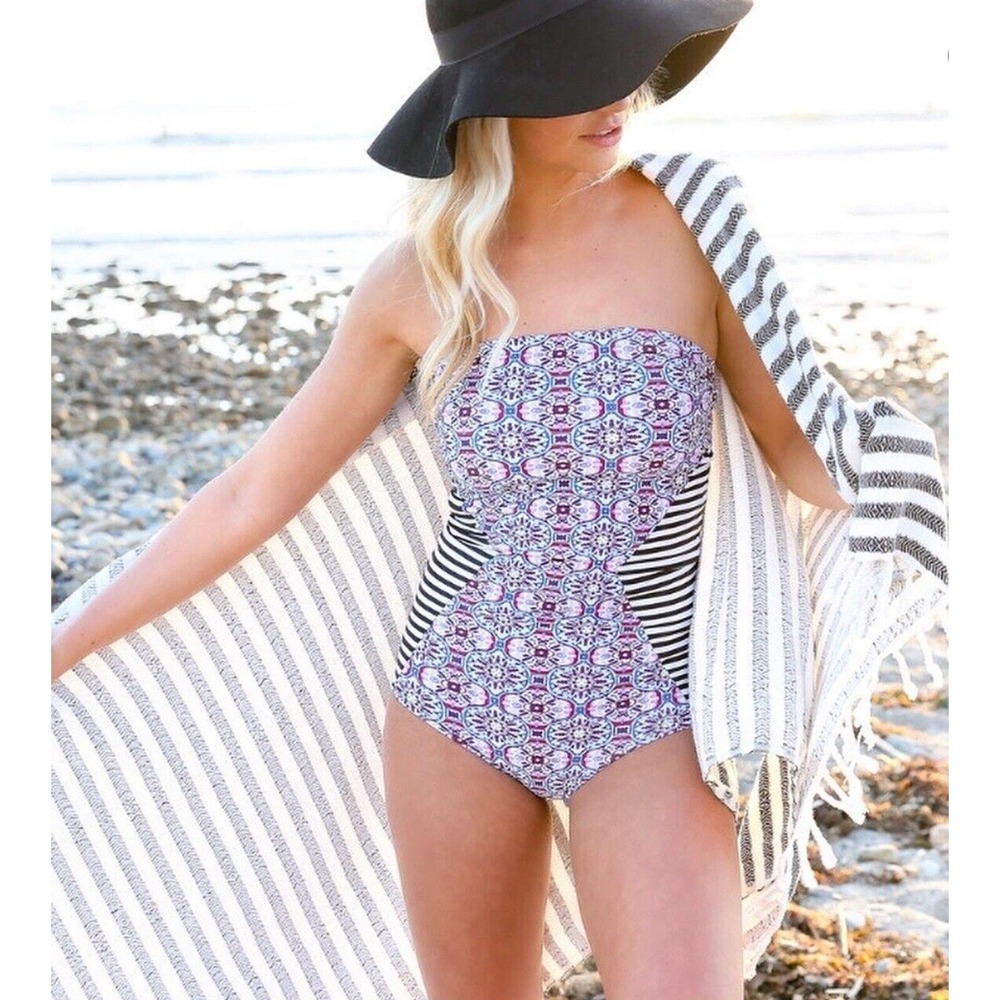 The Candystrand Bree Swimsuit Women's Size Medium‎ One Piece Reversible Striped